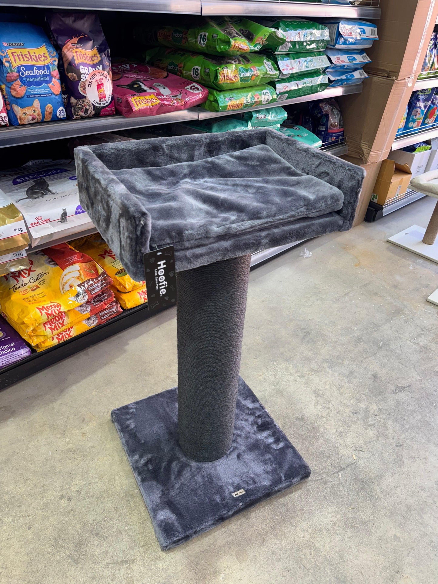 Hoofie — устройство для царапания и отдыха кошек с приподнятой подстилкой.